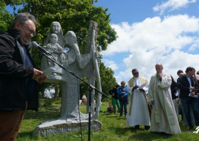 Bénédiction de la statue à La Vallée des Saints